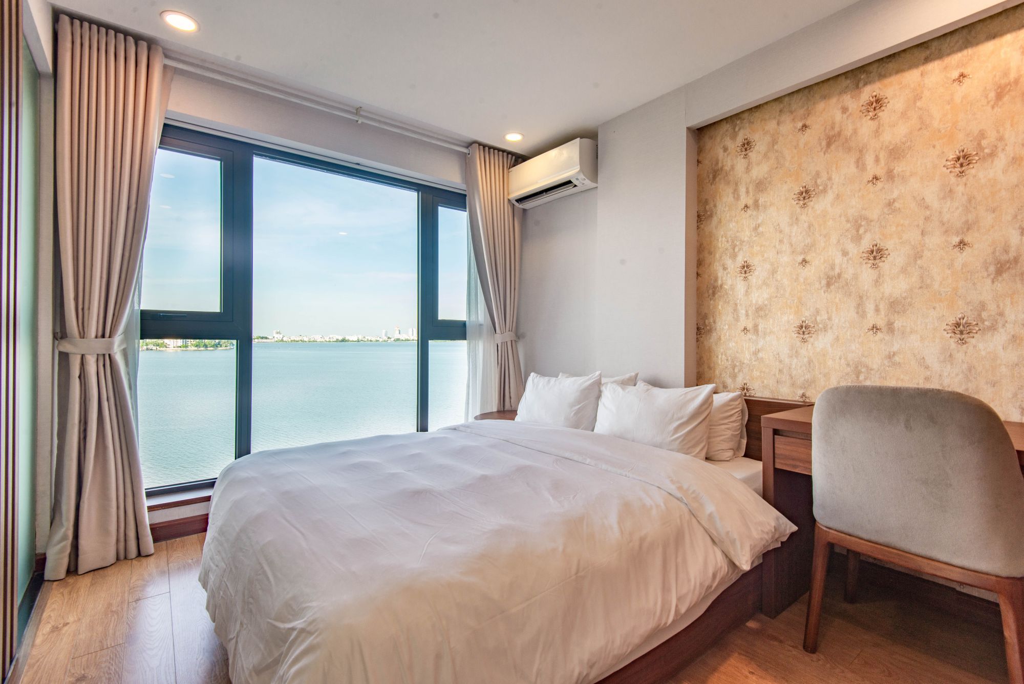 22 Land Moon West Lake Hotel