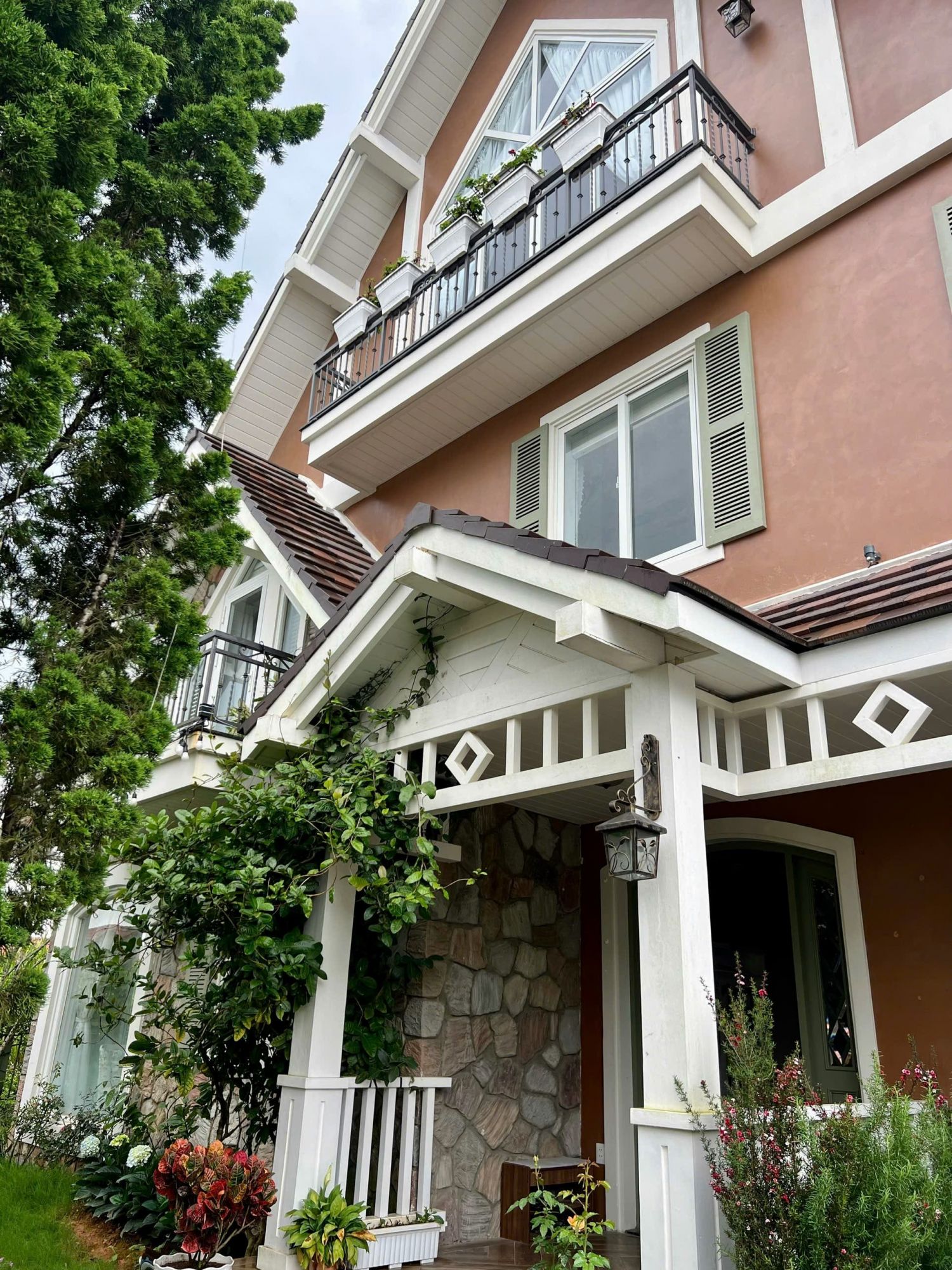 Biệt Thự Lãng Mạn