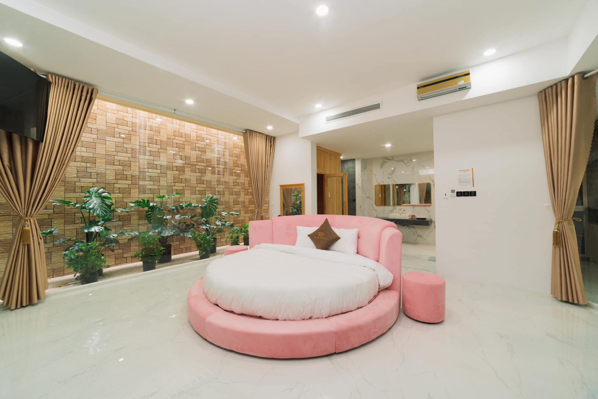 QuyTai Premium Hotel