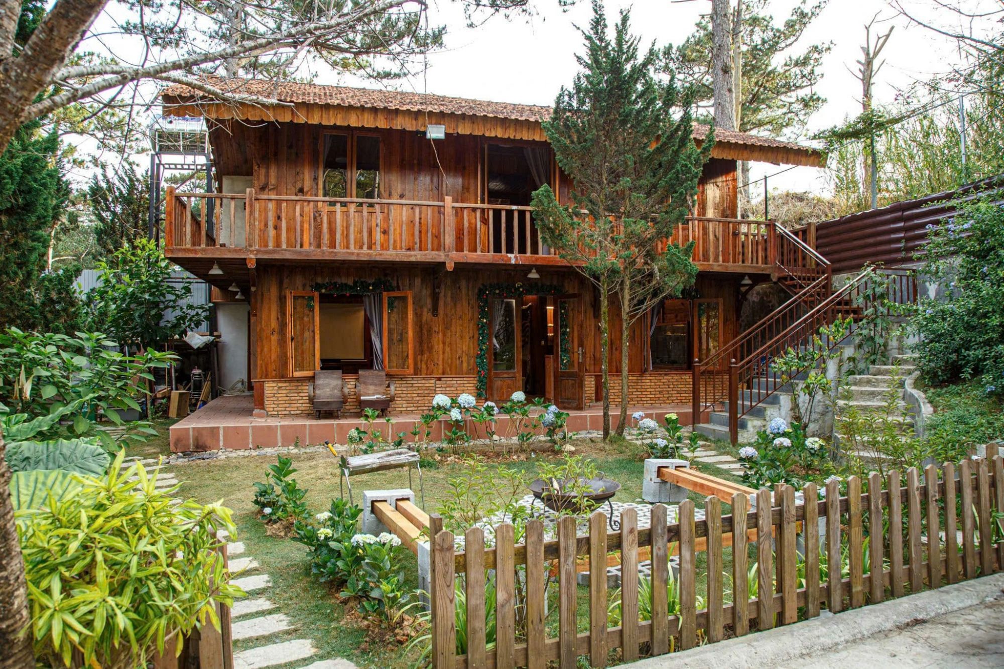 Tới Là Ở Homestay - Nhà Gỗ Lớn