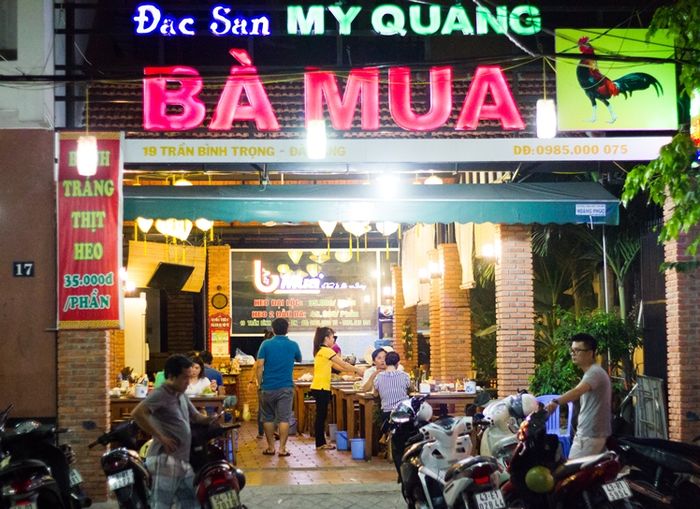 Bà Mua quán bánh tráng cuốn thịt heo Đà Nẵng nổi tiếng mang hương vị truyền thống miền Trung đặc trưng.