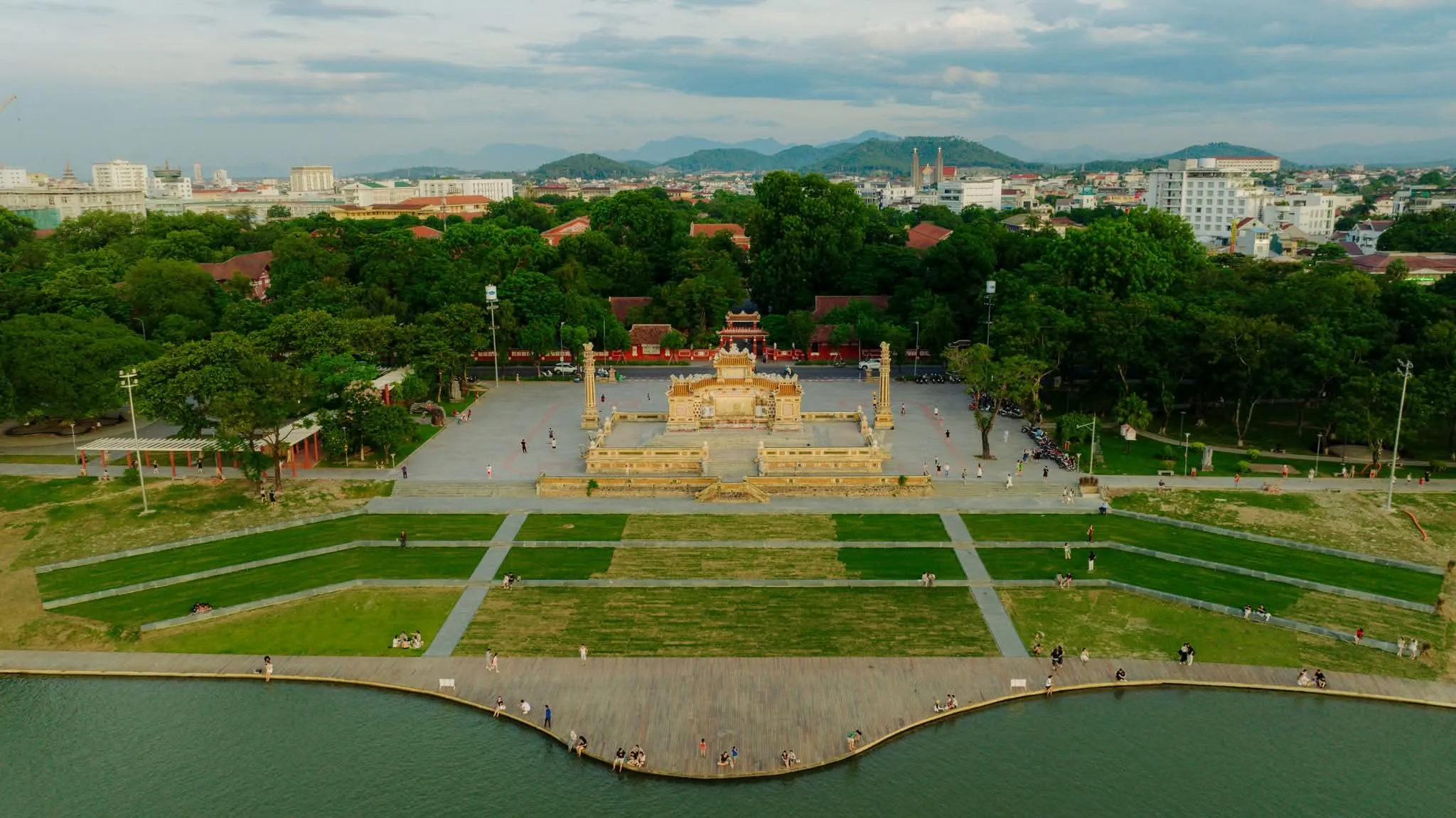 Khu vực bia Quốc Học Huế có gì? Điểm check-in và sự kiện hot 2026