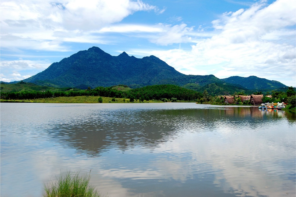 cắm trại bên suối gần hà nội