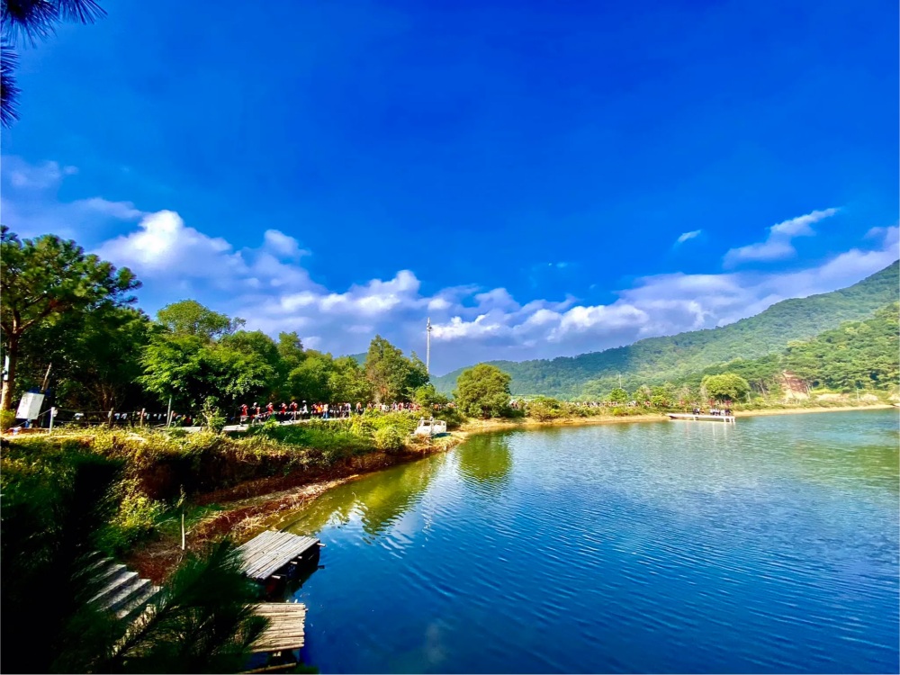 cắm trại bên suối gần hà nội